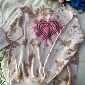 super cute trendy crewneck!